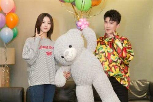 娱乐圈吃瓜背景图女主角